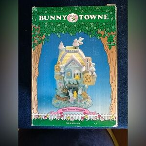 EASTER VILLAGE Bunny Towne “Bakery” Lighted Egg House Easter Bunny Bake Shop NIB
